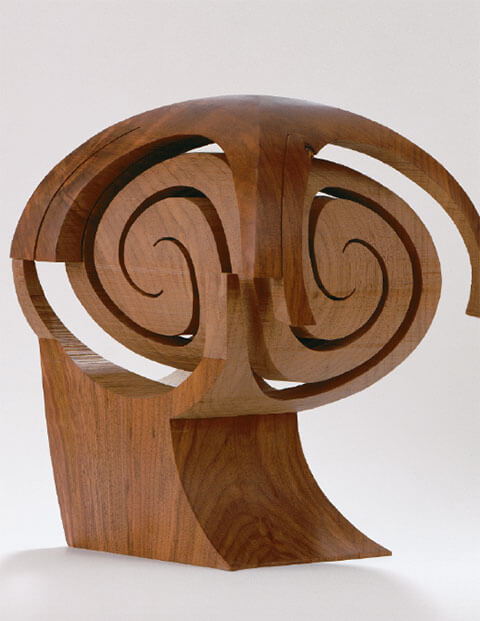 Kopf mit archimedischer Spirale, 1993, Nussbaumholz, 30 x 22 x 22 cm, Seitenansicht mit Komplementärteilen. Die Figuren sind ein Spiel mit der massstäblichen Imagination, Foto Walter Grunder