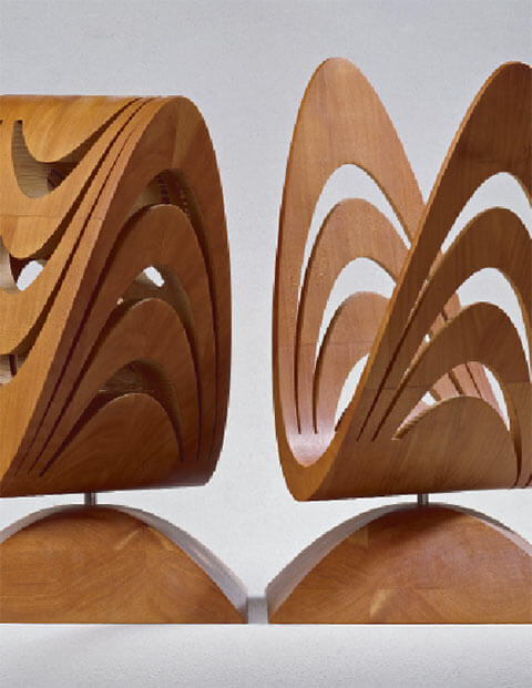 Parabolische Figuren, 1991, Kirschbaumholz, 45 x 26 x 26 cm und 48 x 28 x 28 cm, Foto Walter Grunder
