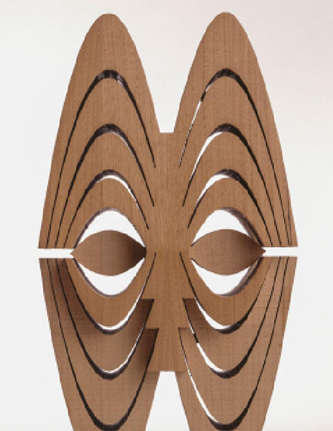 Insekt, parabolische Figur, 1992, Edelkastanienholz, 41 x 22 x 35 cm