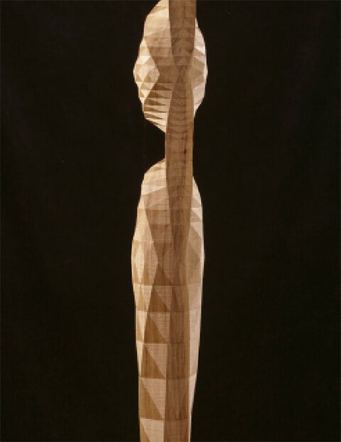 Polyederische Statue, 1989, Nussbaumholz, 177 x 20 x 20 cm, Ansicht von hinten mit Apfel