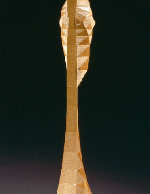 Polyederische Tierbüste, Rückseite, 1984, Kirschbaumholz, 94 x 25 x 23 cm, Foto Walter Grunder