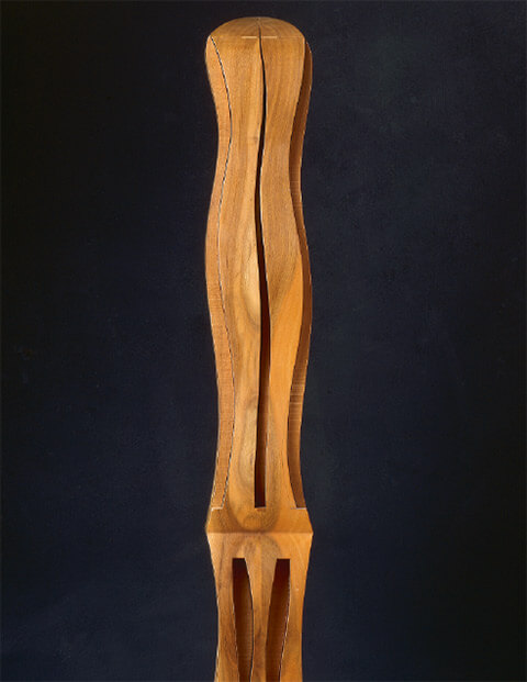 Stele in Sinus, 1980, Nussbaumholz, 105 x 16 x 12 cm, Foto Walter Grunder
