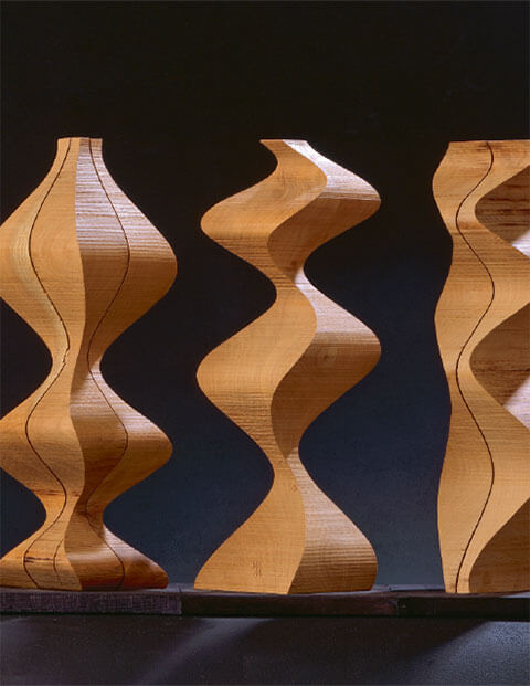 Gruppe in Sinus, 2000, Kirschbaumholz, 4 x 45 x 13 x 13 cm, Foto Walter Grunder